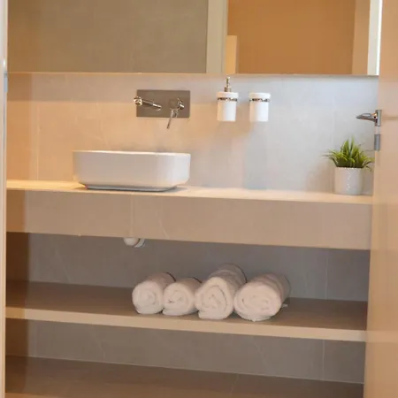 מלון Leondiana Boutique 5*